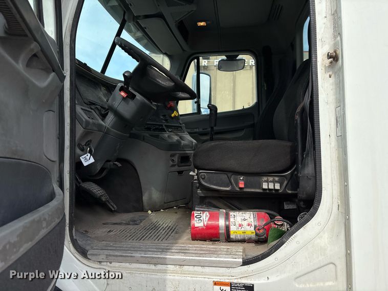 image for item OB9605 2008 Freightliner Columbia 120 semi truck