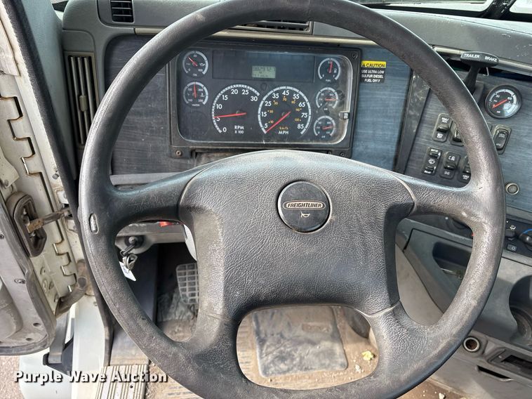 image for item OB9605 2008 Freightliner Columbia 120 semi truck