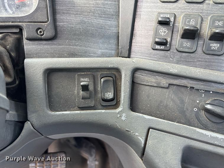 image for item OB9605 2008 Freightliner Columbia 120 semi truck