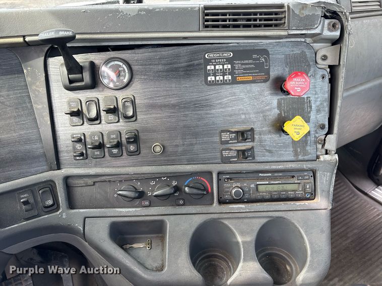 image for item OB9605 2008 Freightliner Columbia 120 semi truck