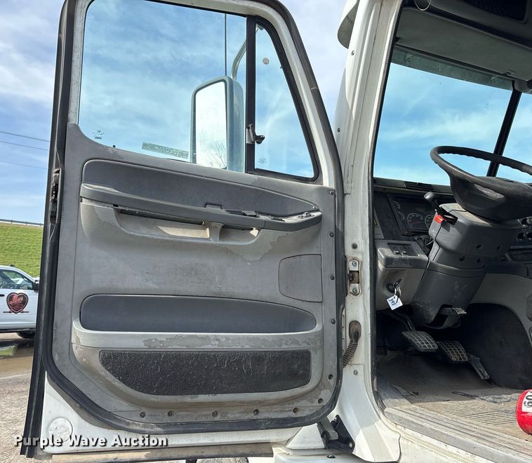 image for item OB9605 2008 Freightliner Columbia 120 semi truck