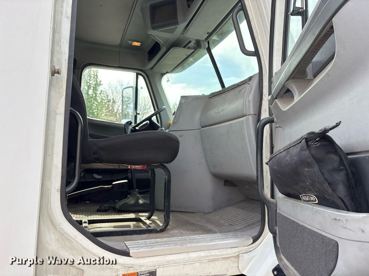 image for item OB9605 2008 Freightliner Columbia 120 semi truck