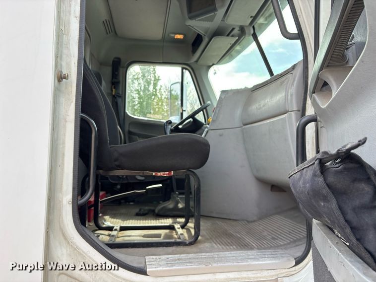 image for item OB9605 2008 Freightliner Columbia 120 semi truck