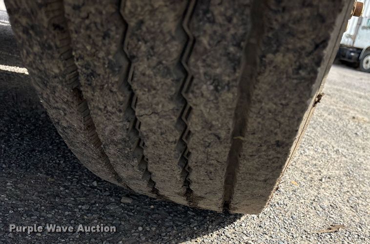 image for item OB9605 2008 Freightliner Columbia 120 semi truck