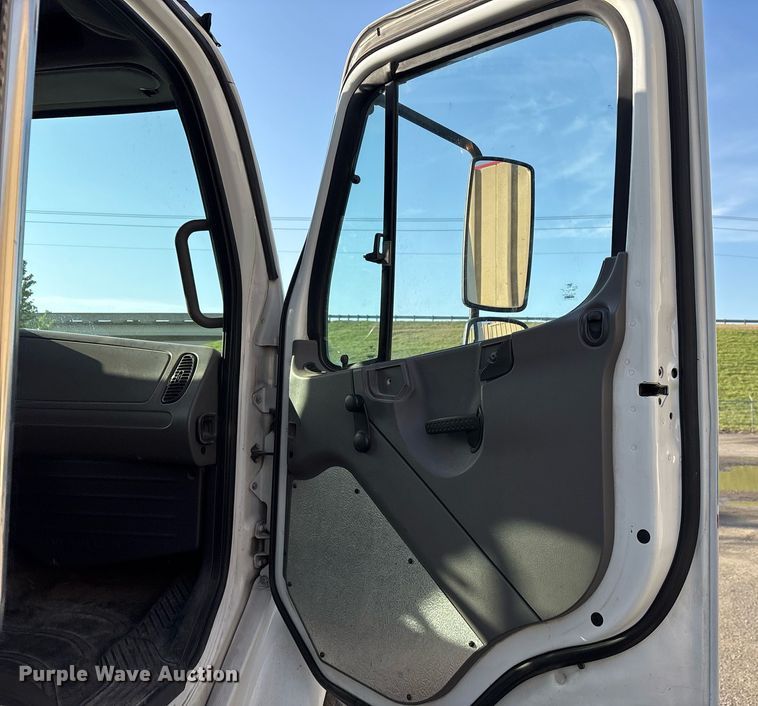 image for item OB9607 2012 Freightliner Business Class M2 delivery truck