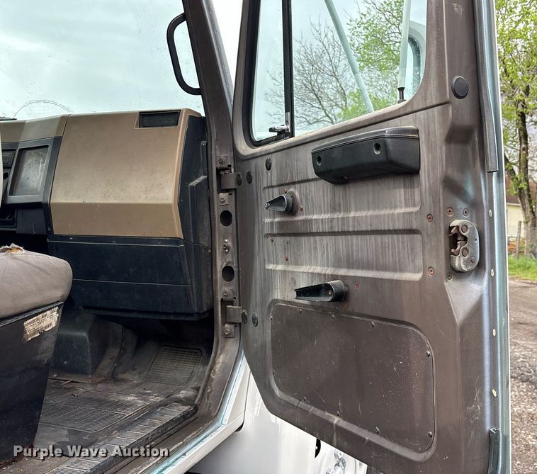 image for item OB9615 1993 International 4700 flatbed truck