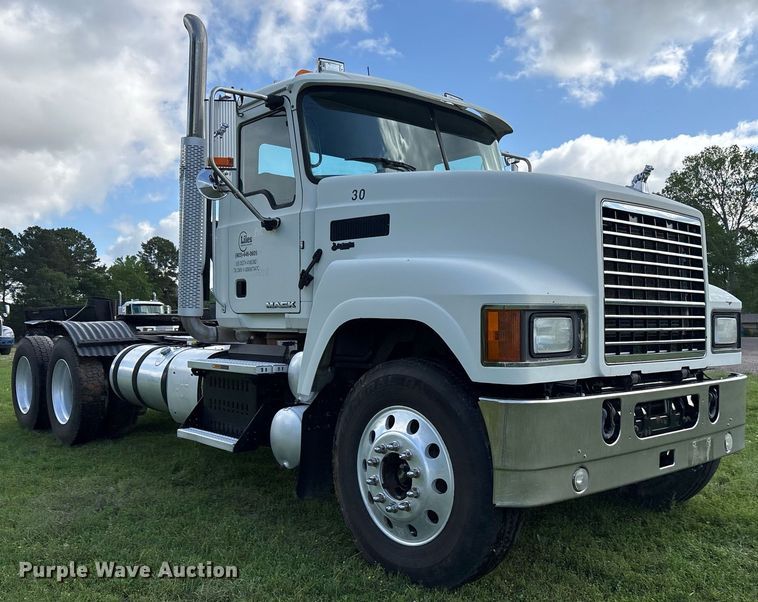 image for item OB9620 2015 Mack CHU613 semi truck