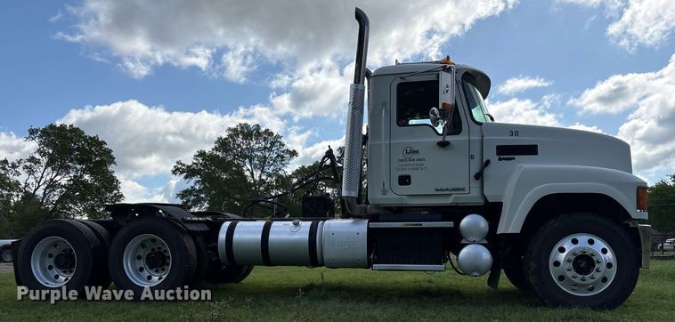 image for item OB9620 2015 Mack CHU613 semi truck