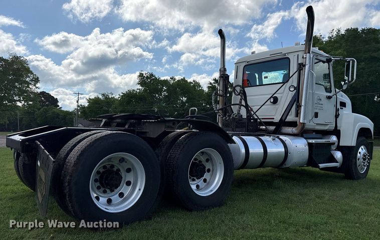 image for item OB9620 2015 Mack CHU613 semi truck