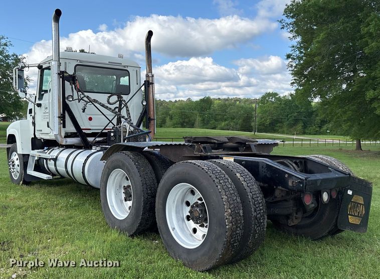 image for item OB9620 2015 Mack CHU613 semi truck