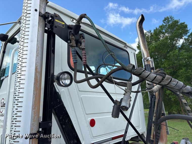 image for item OB9620 2015 Mack CHU613 semi truck