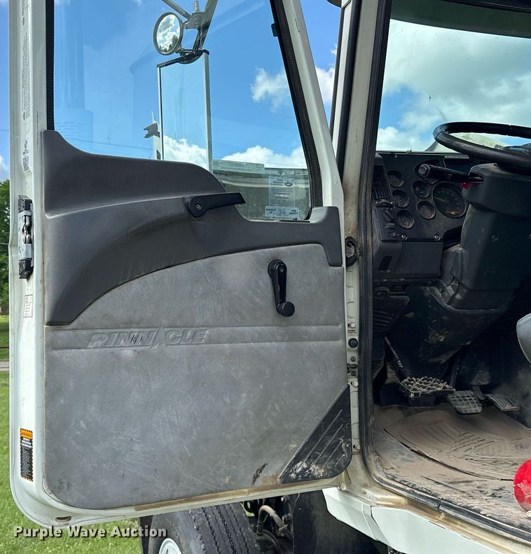 image for item OB9620 2015 Mack CHU613 semi truck