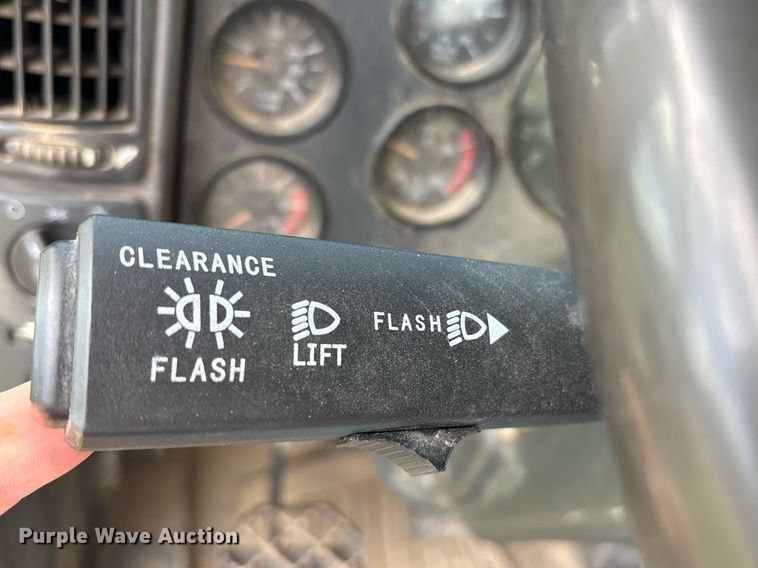 image for item OB9620 2015 Mack CHU613 semi truck