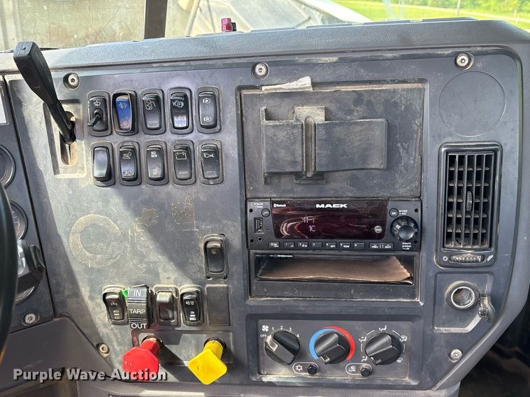 image for item OB9620 2015 Mack CHU613 semi truck