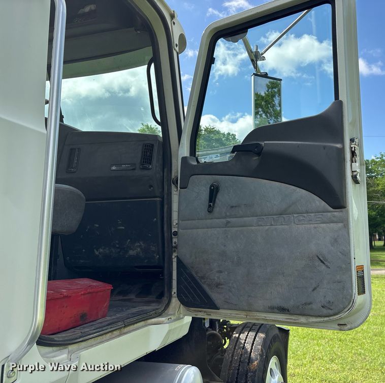 image for item OB9620 2015 Mack CHU613 semi truck