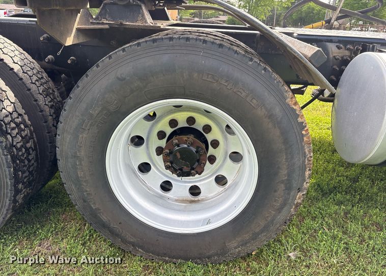 image for item OB9620 2015 Mack CHU613 semi truck