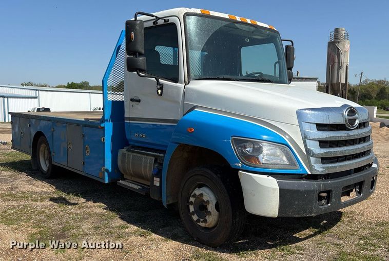 image for item OB9626 2017 Hino 258/268 flatbed truck