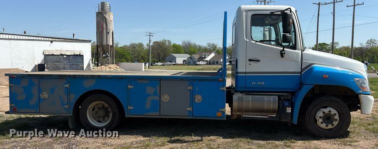 image for item OB9626 2017 Hino 258/268 flatbed truck