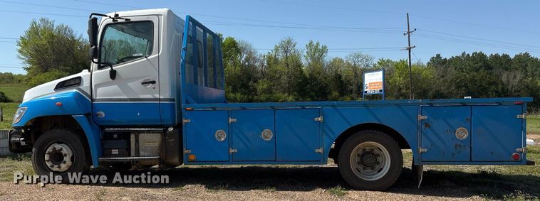 image for item OB9626 2017 Hino 258/268 flatbed truck