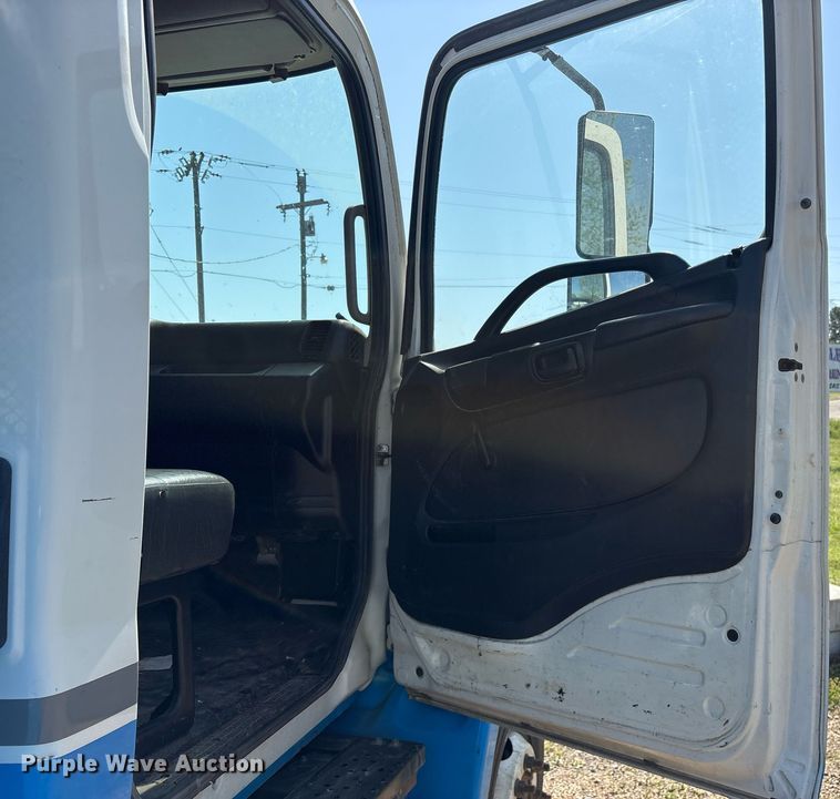 image for item OB9626 2017 Hino 258/268 flatbed truck