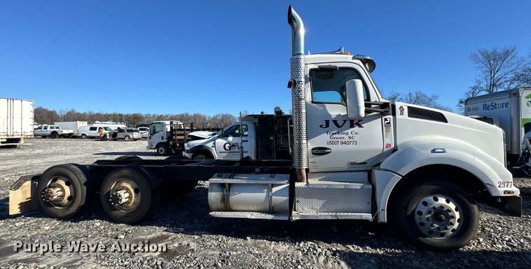 image for item YA0283 2017 Kenworth T880 truck cab and chassis