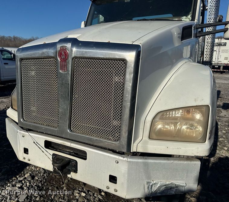 image for item YA0283 2017 Kenworth T880 truck cab and chassis