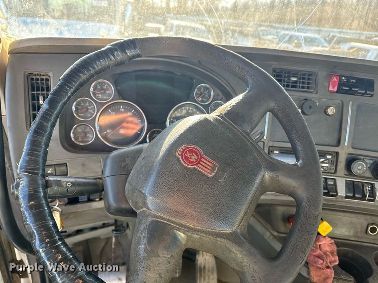 image for item YA0283 2017 Kenworth T880 truck cab and chassis