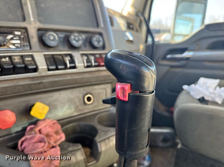 image for item YA0283 2017 Kenworth T880 truck cab and chassis