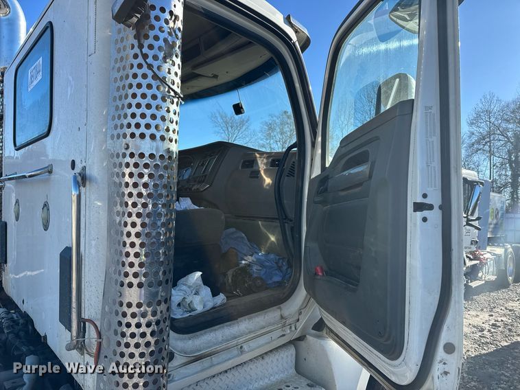 image for item YA0283 2017 Kenworth T880 truck cab and chassis