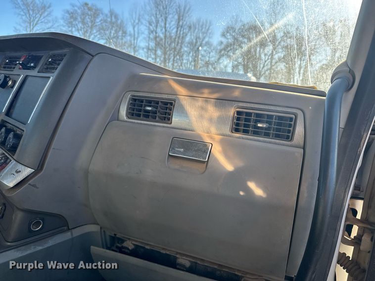 image for item YA0283 2017 Kenworth T880 truck cab and chassis