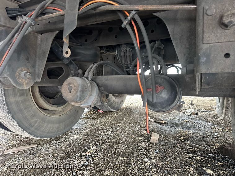 image for item YA0363 2013 Utility dry van trailer