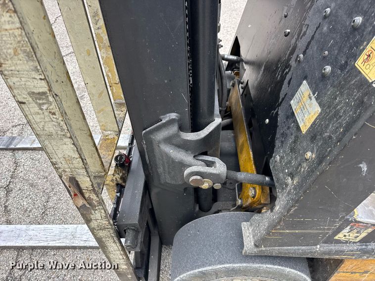 image for item DH9913 Yale GLC040AFNUAE082 forklift