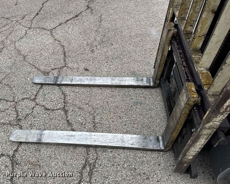 image for item DH9913 Yale GLC040AFNUAE082 forklift