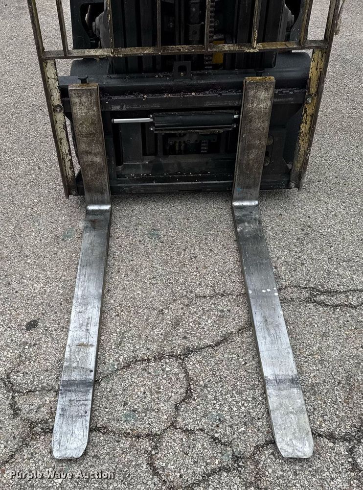 image for item DH9913 Yale GLC040AFNUAE082 forklift