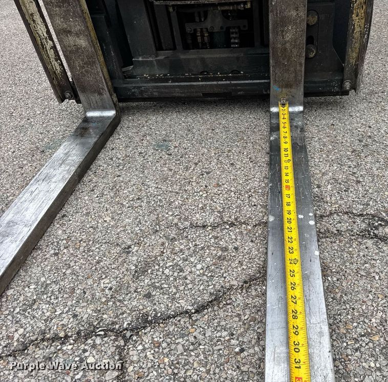 image for item DH9913 Yale GLC040AFNUAE082 forklift