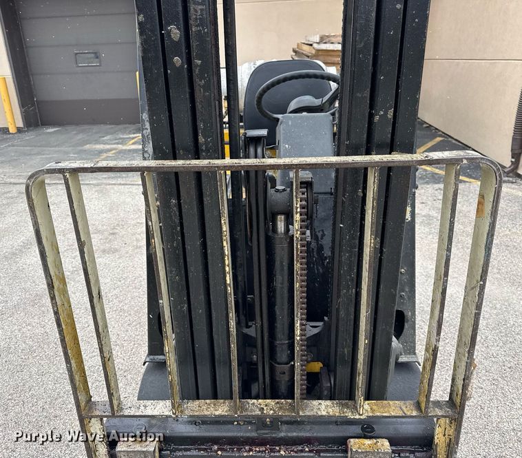 image for item DH9913 Yale GLC040AFNUAE082 forklift