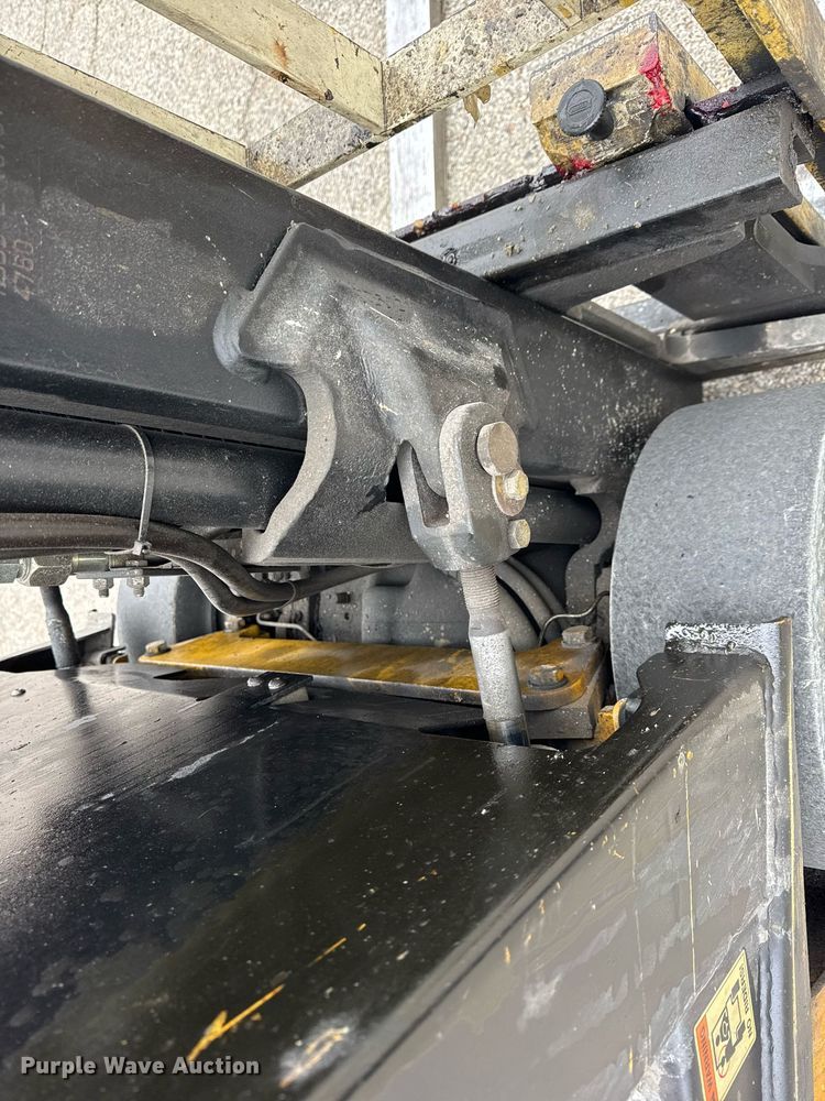 image for item DH9913 Yale GLC040AFNUAE082 forklift