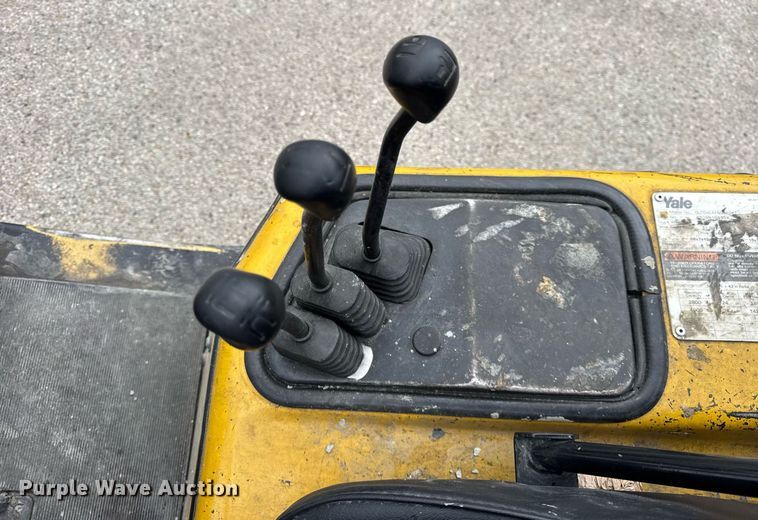 image for item DH9913 Yale GLC040AFNUAE082 forklift