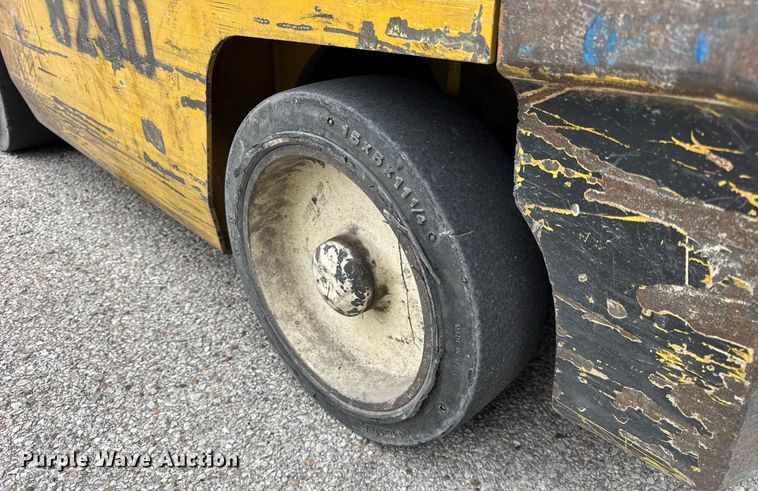 image for item DH9913 Yale GLC040AFNUAE082 forklift