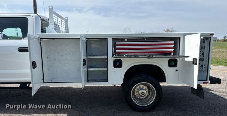 image for item DM5700 2019 Ford F450 Super Duty  Crew Cab utility / service truck