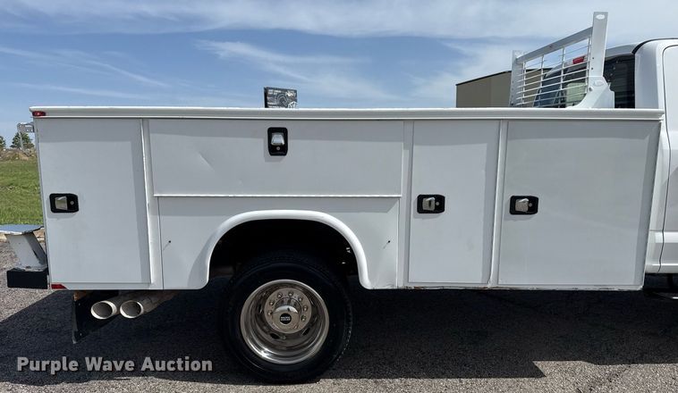 image for item DM5700 2019 Ford F450 Super Duty  Crew Cab utility / service truck