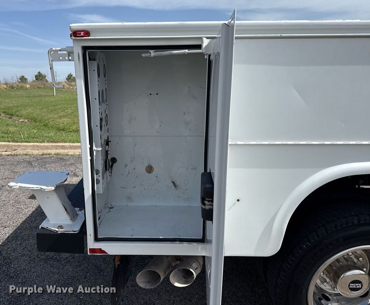 image for item DM5700 2019 Ford F450 Super Duty  Crew Cab utility / service truck