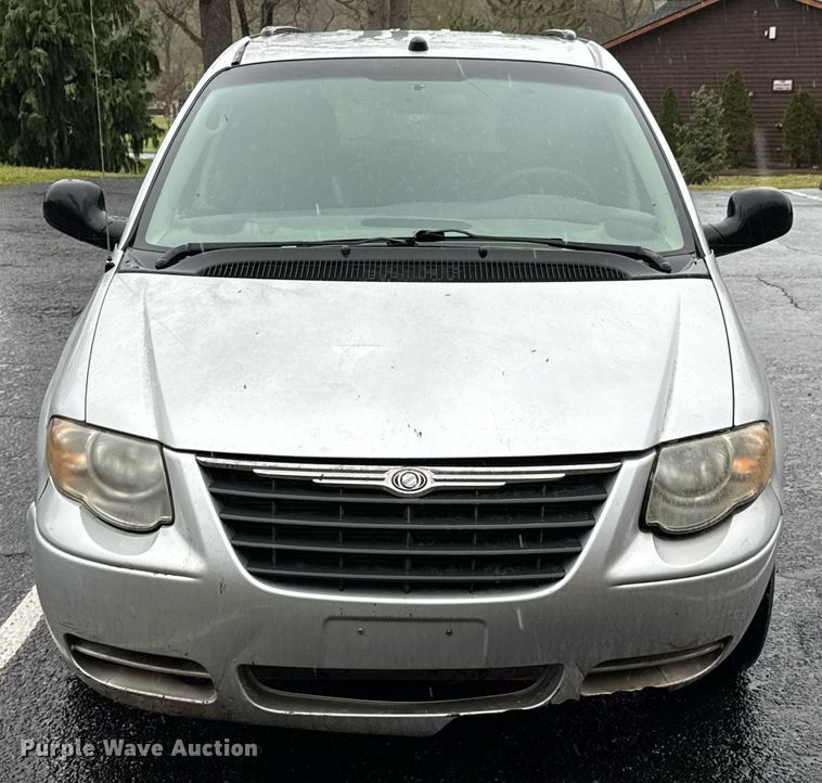 image for item DO0787 2005 Chrysler Town & Country LX van