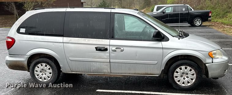 image for item DO0787 2005 Chrysler Town & Country LX van