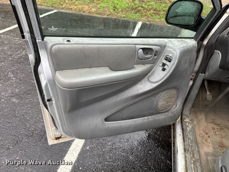 image for item DO0787 2005 Chrysler Town & Country LX van