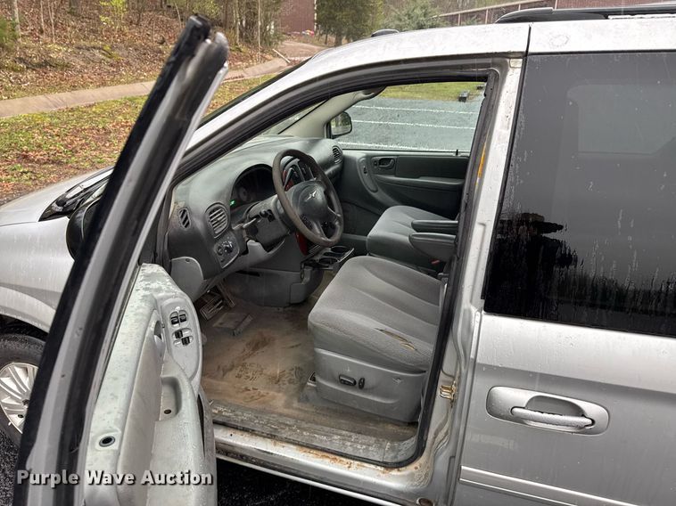 image for item DO0787 2005 Chrysler Town & Country LX van