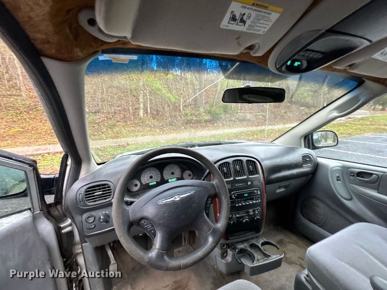 image for item DO0787 2005 Chrysler Town & Country LX van