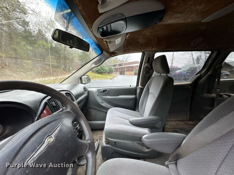 image for item DO0787 2005 Chrysler Town & Country LX van
