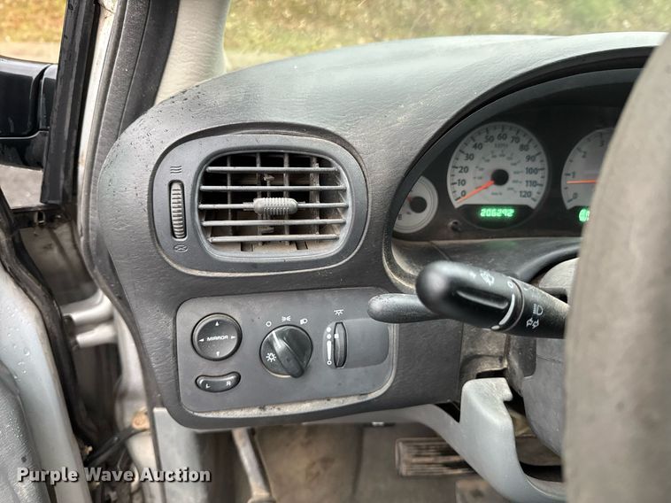 image for item DO0787 2005 Chrysler Town & Country LX van