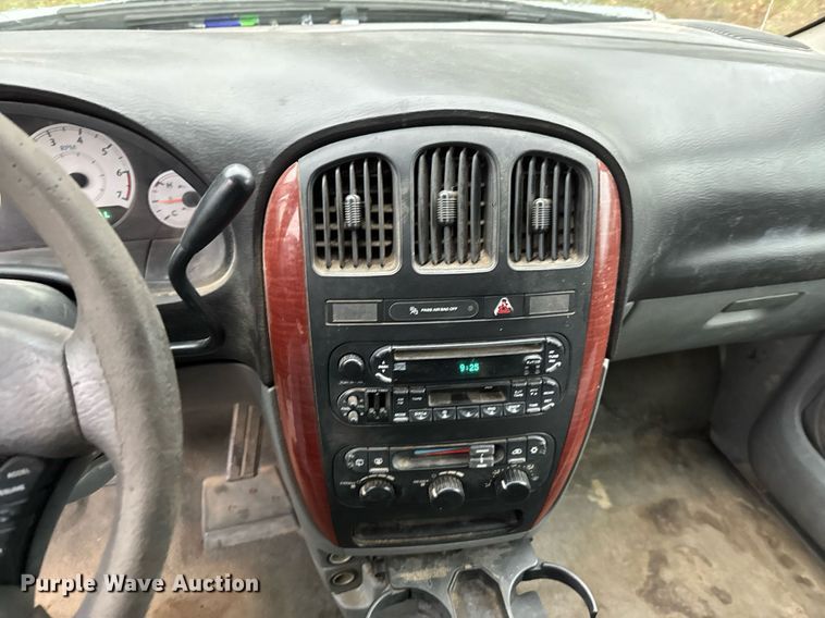 image for item DO0787 2005 Chrysler Town & Country LX van